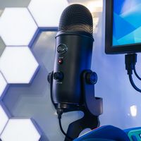 Blue Microphones - Blue Yeti Professional Multi-Pattern USB Condenser Microphone - Alternate Views