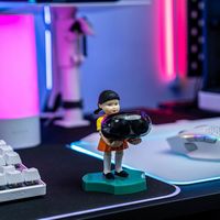 Cable Guys by Exquisite Gaming - Cable Guys: Squid Games - Young-Hee Girl Earbud & Phone Holder - Alternate Views