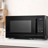 Insignia™ - 1.1 Cu. Ft. Countertop Microwave - Black - Angle