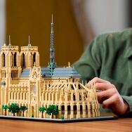 LEGO - Architecture Notre-Dame de Paris Replica Build and Display Set 21061 - Angle