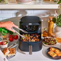 bella PRO - 8-qt. Touchscreen Air Fryer with Divided Basket - Matte Black - Angle